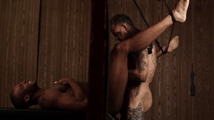 Men.com: Muscle american Trent King desires bondage